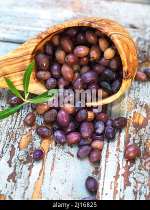 Un cucchiaio di piccole olive nere, una varietà speciale di Creta Foto Stock