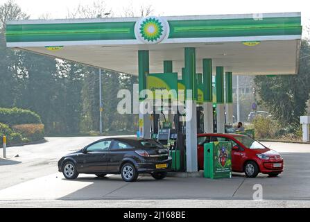 Peterborough, Regno Unito. 22nd Mar 2022. Un garage BP a Peterborough oggi, 21 marzo 2022. I prezzi della benzina senza piombo sono di 165,9p per litro e 177,9p per litro. Il Cancelliere Rishi Sunak consegna la sua dichiarazione di Primavera domani, e gli automobilisti sperano che possa ridurre il consumo di carburante in quanto il prezzo del rifornimento di carburante di un veicolo sta aumentando rapidamente. Credit: Paul Marriott/Alamy Live News Foto Stock