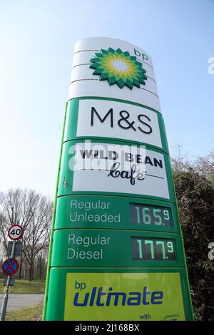 Peterborough, Regno Unito. 22nd Mar 2022. Un garage BP a Peterborough oggi, 21 marzo 2022. I prezzi della benzina senza piombo sono di 165,9p per litro e 177,9p per litro. Il Cancelliere Rishi Sunak consegna la sua dichiarazione di Primavera domani, e gli automobilisti sperano che possa ridurre il consumo di carburante in quanto il prezzo del rifornimento di carburante di un veicolo sta aumentando rapidamente. Credit: Paul Marriott/Alamy Live News Foto Stock