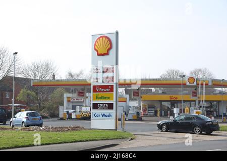 Peterborough, Regno Unito. 22nd Mar 2022. Un garage Shell a Peterborough oggi, 21 marzo 2022. I prezzi della benzina senza piombo sono di 165,9p per litro e 179,9p per litro. Il Cancelliere Rishi Sunak consegna la sua dichiarazione di Primavera domani, e gli automobilisti sperano che possa ridurre il consumo di carburante in quanto il prezzo del rifornimento di carburante di un veicolo sta aumentando rapidamente. Credit: Paul Marriott/Alamy Live News Foto Stock