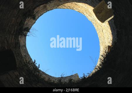 Vista del cielo blu dal pozzo della torre della fortezza di Belgorod-Dnestrovskiy Akkerman. Castello medievale sul mare Foto Stock