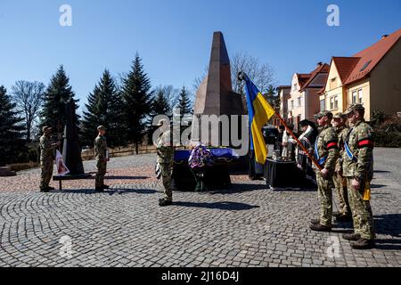 UZHHOROD, UCRAINA - 22 MARZO 2022 - il funerale militare del serviceman della Marina Ucraina Shandor Kish, morto a Ochakiv, nella regione di Mykolaiv, lo scorso febbraio Foto Stock