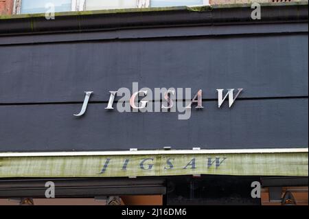 Belfast, Regno Unito - 21 febbraio 2022: L'insegna per il negozio di abbigliamento Jigsaw a Belfast, Irlanda del Nord. Foto Stock
