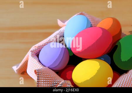 Illustrazione delle uova di Pasqua colorate in un cestino su sfondo di legno Foto Stock