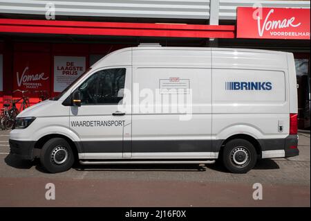 Brinks Company di fronte al supermercato Vomar Van ad Amsterdam Paesi Bassi 22-3-2022 Foto Stock