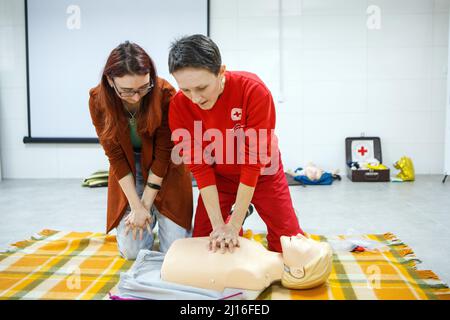 Non esclusiva: UZHHOROD, UCRAINA - 20 MARZO 2022 - un istruttore mostra le azioni di rianimazione cardiopolmonare (CPR) durante un corso di pronto soccorso gratuito, Uz Foto Stock