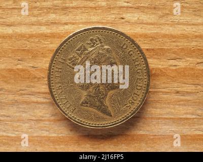 LONDRA, UK - CIRCA 2022: Moneta da 1 libbra lato opposto che mostra un ritratto della regina Elisabetta II, valuta del Regno Unito Foto Stock