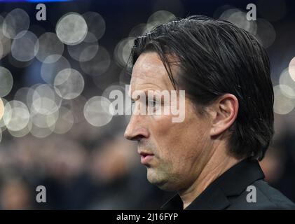 LONDRA, INGHILTERRA - 2 NOVEMBRE 2016: L'allenatore capo di Leverkusen Roger Schmidt raffigurato prima della partita della UEFA Champions League Group e tra Tottenham Hotspur e Bayern Leverkusen al Wembley Stadium. Copyright: Cosmin Iftode/Picstaff Foto Stock