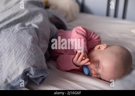 Bambino che dorme con il succhietto in bocca Foto Stock