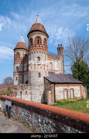 Ex casa di controllo per Horsley Towers e la tenuta, East Horsley, Surrey, Inghilterra, Regno Unito. La gatehouse è in pietra focaia e mattoni rossi con torrette mock-medievali. Foto Stock