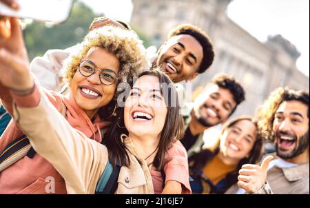 Ragazzi e ragazze internazionali che scattano foto fuori lato a Barcellona - concetto di stile di vita felice su giovani studenti universitari multirazziale che hanno giorno di divertimento Foto Stock