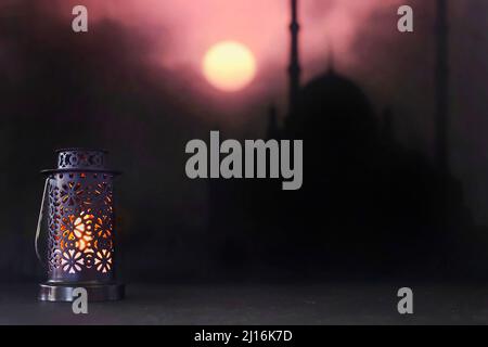 Lanterna, lampada a candela con sfondo bokeh moschea. Musulmano, eid mubarak mese santo di Ramadan Kareem Foto Stock