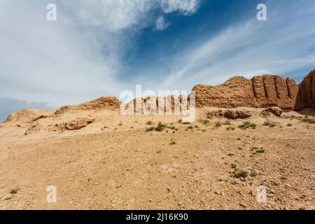 Ammira il castello del deserto di Ayaz Kala nel deserto di Kyzylkum, nel nord dell'Uzbekistan, Asia centrale Foto Stock