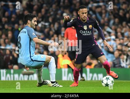 MANCHESTER, INGHILTERRA - 1 NOVEMBRE 2016: Ilkay Gundogan (L) of City e Neymar Jr. (R) di Barcellona raffigurati in azione durante la partita UEFA Champions League Group C tra Manchester City e il FC Barcelona allo stadio City of Manchester. Copyright: Cosmin Iftode/Picstaff Foto Stock