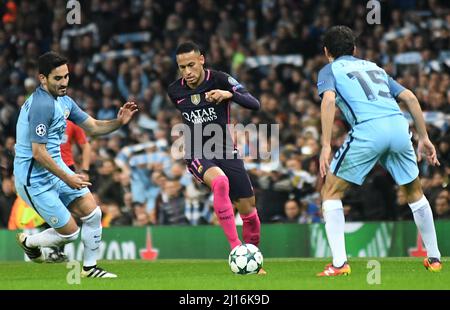 MANCHESTER, INGHILTERRA - 1 NOVEMBRE 2016: Ilkay Gundogan (L) of City e Neymar Jr. (R) di Barcellona raffigurati in azione durante la partita UEFA Champions League Group C tra Manchester City e il FC Barcelona allo stadio City of Manchester. Copyright: Cosmin Iftode/Picstaff Foto Stock