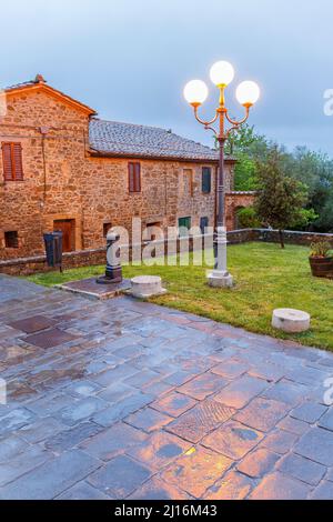 Lampione stradale con riflessi sulle pietre di pavimentazione Foto Stock