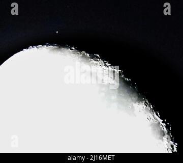 Dalian, Dalian, Cina. 23rd Mar 2022. Il 22 marzo 2022, a Dalian, provincia di Liaoning, l'interessante fenomeno astronomico di ''la luna che occlude le stelle'''. Dalle 00:00 alle 1:30 lo stesso giorno, Tianyu si presenterà con un interessante fenomeno celeste: "Stelle occultanti del moon". Nel cielo notturno nel sud-est del distretto di Ganjingzi, città di Dalian, provincia di Liaoning, la fase della luna è una luna gibbosa in declino. L'intero processo della luna che oscura le stelle dura circa un'ora e mezza. Alpha Libra è un paio di stelle doppie luminose, tra cui la 2,8-magnitudine Aldelia e Th Foto Stock