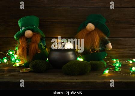 Happy St Patricks giorno leprechaunt con monete d'oro su sfondo in legno verde stile vintage Foto Stock