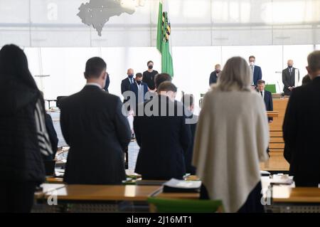 Dresda, Germania. 23rd Mar 2022. Michael Kretschmer (CDU, 4th da sinistra), primo ministro della Sassonia, i membri del governo di Stato e i deputati si trovano in seduta plenaria prima dell'inizio della sessione del Parlamento sassone durante un minuto di silenzio per le vittime della guerra in Ucraina. Credit: Robert Michael/dpa-Zentralbild/dpa/Alamy Live News Foto Stock