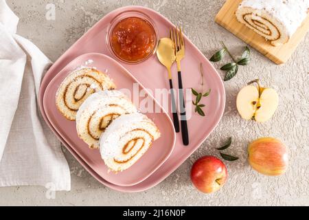 tre pezzi di pan di pan di spagna fatti in casa sono serviti su un piatto di ceramica rosa e vassoio snack dessert, snack. vista dall'alto. sfondo grigio Foto Stock