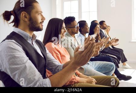 La gente felice e diversificata plaude ringraziando per la presentazione Foto Stock