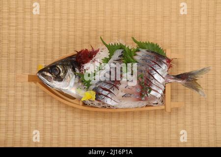 Sashimi, sgombro di cavalli servito come una barca, cibo giapponese Foto Stock