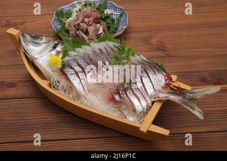 Sashimi, sgombro di cavalli servito come una barca, cibo giapponese Foto Stock