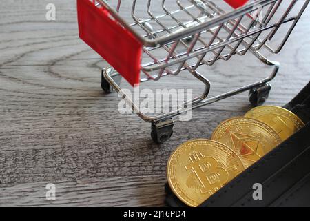 Bitcoin, portafoglio e carrello per lo shopping. Criptovaluta e concetto di business. Spazio di copia per il testo. Foto Stock