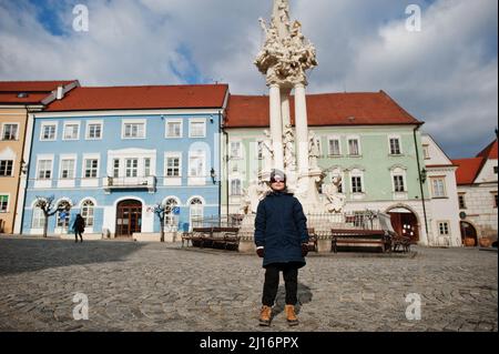 Ragazzo alla storica Mikulov, Moravia, Repubblica Ceca. Città vecchia europea. Foto Stock