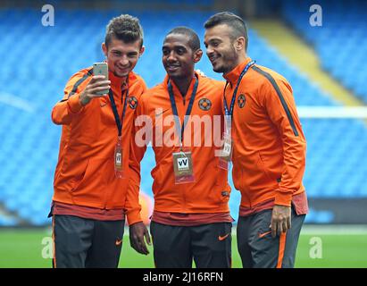 MANCHESTER, INGHILTERRA - 24 AGOSTO 2016: I giocatori della FCSB prendono un selfie in campo prima della seconda tappa della UEFA Champions League 2016/17 tra Manchester City (Engalnd) e FCSB (Romania) all'Etihad Stadium. Copyright: Cosmin Iftode/Picstaff Foto Stock