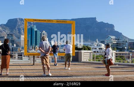 Città del Capo, Sudafrica, 26th febbraio - 2022: Turisti che prendono selfie con la città e la montagna come sfondo. Foto Stock