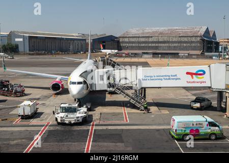 Johannesburg, Sudafrica, 25th febbraio - 2022: Aerei passeggeri in fase di rifornimento e controllo su asfalto. Foto Stock