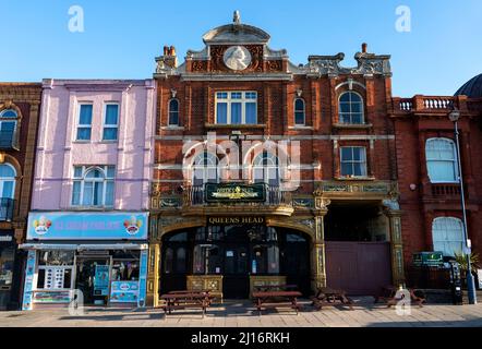 Il pub Queens Head al Ramsgate Marina nel Kent Foto Stock