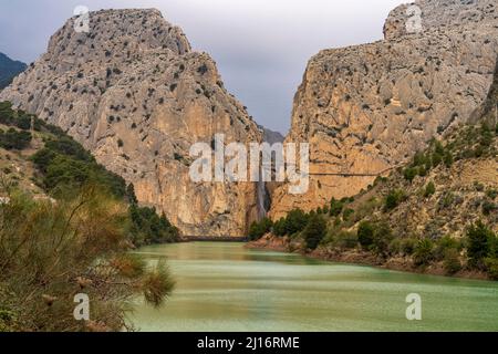 Hängebrücke und Wasserfall des Klettersteig Caminito del Rey bei El Chorro, Andalusien, Spanien | cascata e ponte sospeso del Caminito Foto Stock