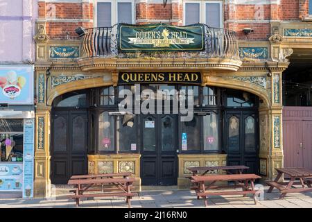 Il pub Queens Head al Ramsgate Marina nel Kent Foto Stock