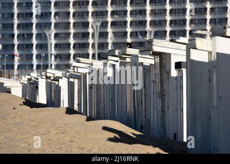 Condannati capanne spiaggia linea la spiaggia a Blériot-Plage vicino Calais, Francia Foto Stock