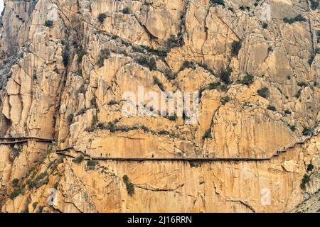 Klettersteig Caminito del Rey Hoch in den Felsen bei El Chorro, Andalusien, Spanien | Caminito del Rey passerella alta nelle rocce vicino El Chorro, Foto Stock