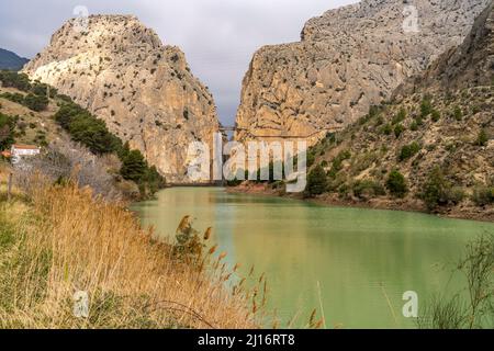 Hängebrücke und Wasserfall des Klettersteig Caminito del Rey bei El Chorro, Andalusien, Spanien | cascata e ponte sospeso del Caminito Foto Stock