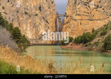 Hängebrücke und Wasserfall des Klettersteig Caminito del Rey bei El Chorro, Andalusien, Spanien | cascata e ponte sospeso del Caminito Foto Stock