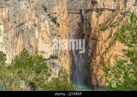 Hängebrücke und Wasserfall des Klettersteig Caminito del Rey bei El Chorro, Andalusien, Spanien | cascata e ponte sospeso del Caminito Foto Stock