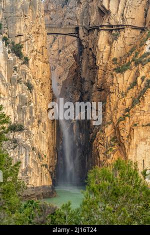 Hängebrücke und Wasserfall des Klettersteig Caminito del Rey bei El Chorro, Andalusien, Spanien | cascata e ponte sospeso del Caminito Foto Stock