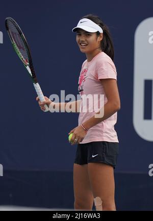 MIAMI GARDENS, FL - 22 MARZO: Emma Raducanu è visto sul campo di pratica durante il Miami Open tenutosi all'Hard Rock Stadium il 22 marzo 2022 a Miami Gardens, Florida credito: mpi04/MediaPunch Foto Stock