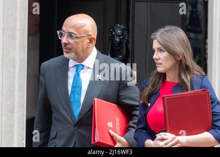 Londra, Regno Unito. 23rd Mar 2022. Nadhim Zahawi, Segretario alla pubblica istruzione, e l Michelle Donelan hanno lasciato una riunione del gabinetto al 10 Downing Street di Londra. Credit: Ian Davidson/Alamy Live News Foto Stock