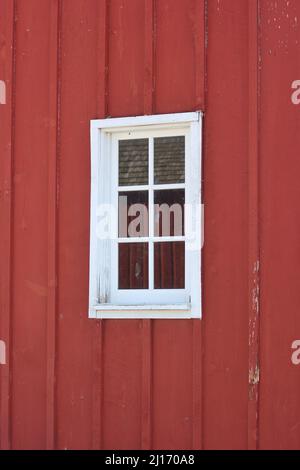 Fienile rosso brillante con cornice dipinta di bianco. Foto Stock