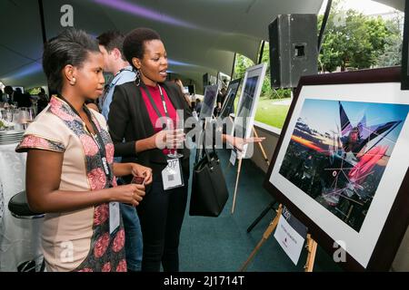 Johannesburg, Sudafrica - 16 febbraio 2017: Persone diverse che guardano la pittura in galleria d'arte Foto Stock