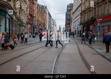 Tram e tram e negozi nel centro di Birmingham Foto Stock