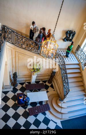 Parigi, Francia, interno, Vista ad angolo alto, interno, Persone, scalinata nella residenza francese, Museo Rodin, scultura Auguste Rodin, musee rodin parigi Foto Stock