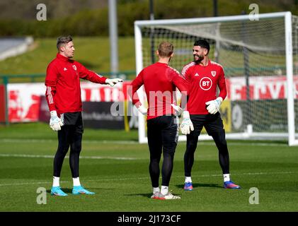 Portiere del Galles Wayne Hennessey (a sinistra) durante una sessione di allenamento al vale Resort, Hensol. Data foto: Mercoledì 23 marzo 2022. Foto Stock