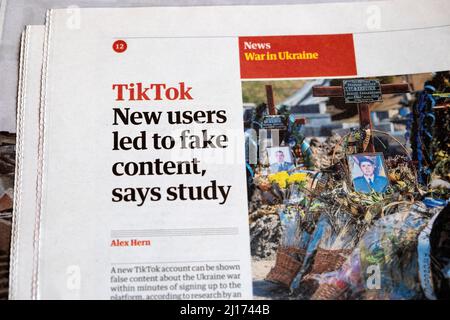 "TikTok i nuovi utenti hanno portato a contenuti falsi, dice studio" Guardian giornale headline social media clipping 21 marzo 2022 Londra Regno Unito Gran Bretagna Foto Stock