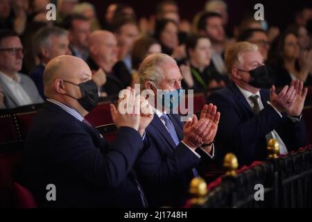 Il direttore generale della Grand Opera House Belfast, Ian Wilson (a sinistra) e il Principe del Galles (al centro) assisteranno a una breve esibizione alla riapertura della Grand Opera House di Belfast, il secondo giorno della sua visita di due giorni nell'Irlanda del Nord. Data foto: Mercoledì 23 marzo 2022. Foto Stock